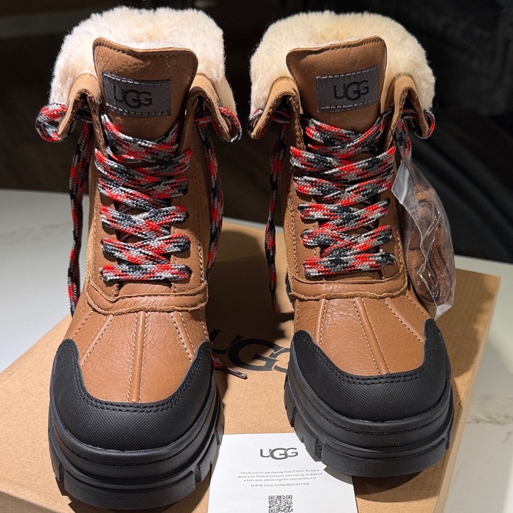 NEW 6.5 UGG Ashton Addie, Leather & Sheepskin, Authentic, Camel:Black, size 6.5 - Picture 3 of 12
